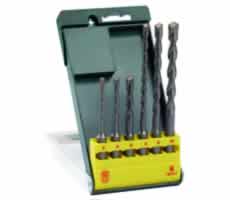 Contiene: 6 brocas para martillo SDS plus, Ø 5/6/8 x 110 mm Ø 6/8/10 x 160 mm. Forma en espiral optimizada para una evacuación rápida de virutas y una elevada transmisión de fuerza durante el taladrado. Para la aplicación en martillos perforadores con inserción SDS plus. Apropiado para todas las marcas de herramientas eléctricas.