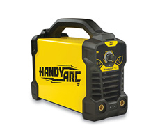 "Soldadora Handy Arc 162I. Ensamblada en Argentina. Lista para usar. incluye pinza porta electrodos, pinza de masa, manija superior, manual y correa para el hombro. Ajuste de la corriente por diámetro de electrodo. Enchufe de 20A estándar. Portátil con solo 3,7 kg. Alimentación 220V - Rango de Corriente 20-160A"