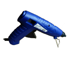 Pistola encoladora de barras plásticas de 11mm de diámetro. Potencia Máx 100 w (calentamiento). Potencia mínima 25w (en uso). Longitud del cable 1.2 m. Tiempo de calentamiento 5 a 10 mínutos. Incluye 6 barras. Con soporte metálico.